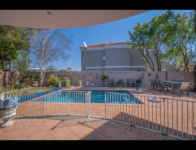 5 BEDROOM HOUSE FOR SALE IN MIDSTREAM ESTATE